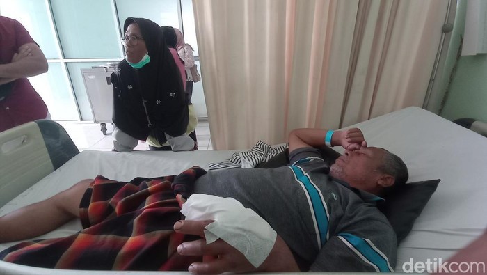 Korban geng motor Munir saat berada di ruang perawatan RSUD dr Soekardjo.