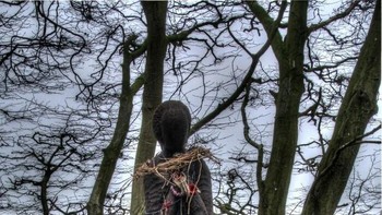 Patung kayu wanita hamil yang ekspresif ini merupakan penemuan yang mengejutkan bagi para pendaki terletak di Kent, Inggris. Tidak ada yang tahu siapa seniman yang membuatnya atau sudah berapa lama patung wanita itu berada di hutan tersebut. Foto: Boredpanda  