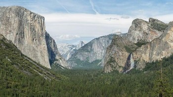 Taman Nasional Yosemite terkenal dengan air terjunnya yang luar biasa dan kebun sequoia yang sangat besar. Meski demikian ada cerita menyeramkan di mana banyak pendaki yang telah berjalan kaki di Chilnualna Falls Trailhead jelas mendengar seseorang menangis. Konon, tangisan itu berasal dari seorang anak yang tenggelam di Danau Grouse untuk meminta pertolongan. Foto: Boredpanda  