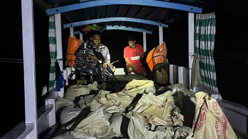 Lanal Labuan Bajo menangkap pelaku dan mengamankan kapal yang melakukan penambangan pasir laut secara ilegal (ilegal mining) di perairan utara Labuan Bajo, Manggarai Barat, NTT, Senin (10/2/2025) malam. (Dok. Lanal Labuan Bajo)
