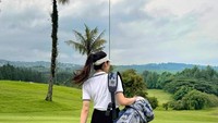 Dia juga rajin berolahraga lho, mulai dari gym, main golf hingga berenang.