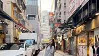 Ibu tiga anaknya berpose saat di Hong Kong.