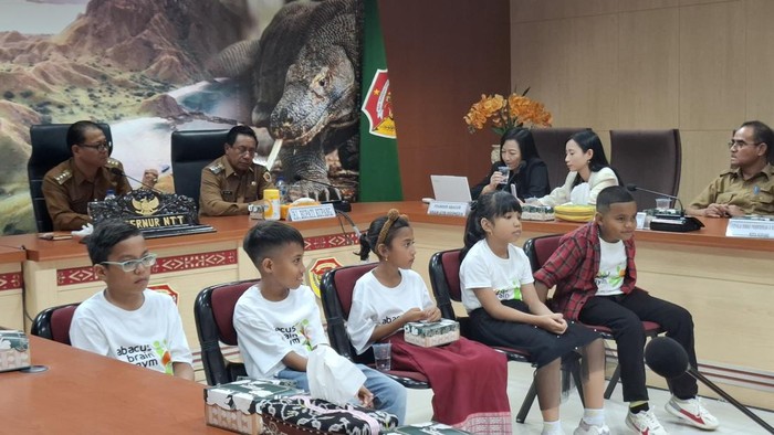 Lima siswa juara Abacus World Competition 2024 saat menerima penghargaan dari Pemprov NTT. (Yufengki Bria/detikBali)