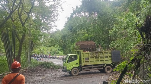 Longsor dari perbatasan Gianyar-Klungung, Selasa (11/9/2025).