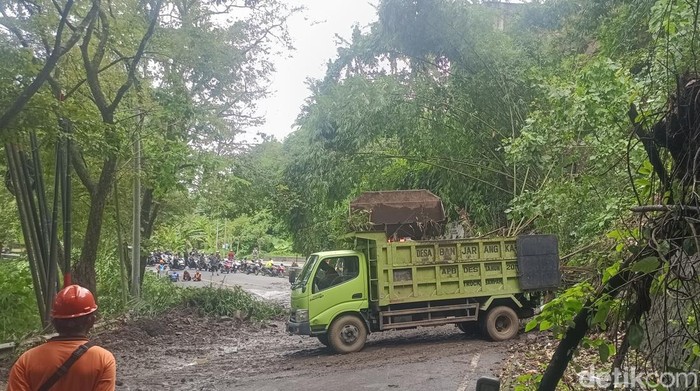 Longsor dari perbatasan Gianyar-Klungung, Selasa (11/9/2025).