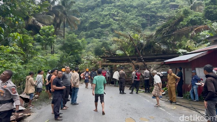 Longsor di Jalur Bulu Dua, Jalan Poros Soppeng-Barru di Desa Gattareng.