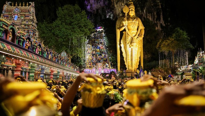 Malaysia Gelar Festival Thaipusam, Liatnya Bikin Ngilu A Hindu devotee in a trance during a pilgrimage to the Sri Subramaniar Swamy Temple during the Thaipusam celebrations at Batu Caves, Malaysia February 11, 2025. REUTERS/Hasnoor Hussain TPX IMAGES OF THE DAY