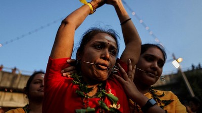 Malaysia Gelar Festival Thaipusam, Liatnya Bikin Ngilu