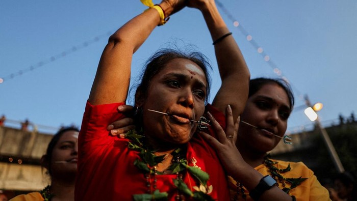A Hindu devotee in a trance during a pilgrimage to the Sri Subramaniar Swamy Temple during the Thaipusam celebrations at Batu Caves, Malaysia February 11, 2025. REUTERS/Hasnoor Hussain TPX IMAGES OF THE DAY