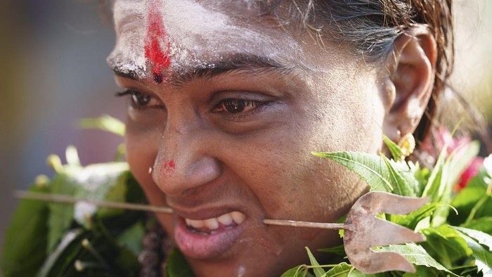 Malaysia Gelar Festival Thaipusam, Liatnya Bikin Ngilu A Tamil Hindu priest has antiseptic powder on his face in a procession during the Thaipusam festival at Batu Caves, outskirts of Kuala Lumpur, Malaysia, Tuesday, Feb. 11, 2025. (AP Photo/Vincent Thian)