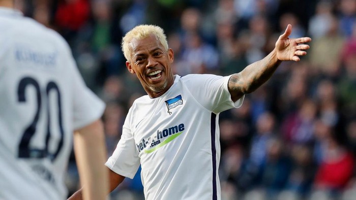 BERLIN, GERMANY - MARCH 25:  Marcelinho gestures during the Marcelinho testimonial match between a team of former Hertha BSC players and a team of brasilian players and friends at Olympiastadion on March 25, 2017 in Berlin, Germany.  (Photo by Boris Streubel/Getty Images)