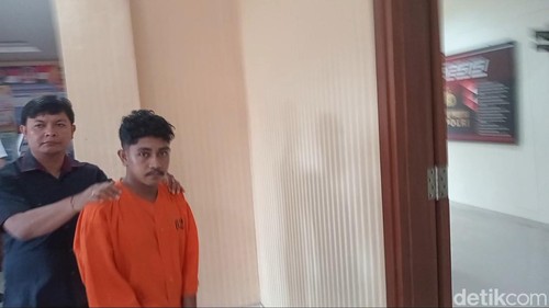 Mario Pereira Da Costa, salah satu pelaku penganiayaan berdarah di Ungasan, dihadirkan saat konferensi pers di Mapolsek Kuta Selatan, Selasa (11/2/2025). (Foto: Aryo Mahendro/detikBali)