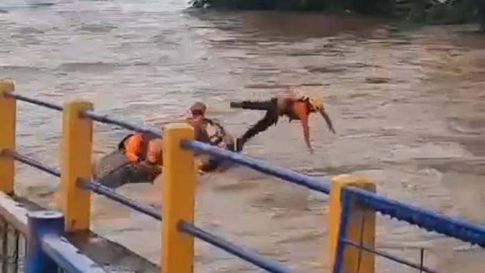 Perahu Basarnas terbalik hingga terseret arus sungai di Kabupaten Maros, Sulawesi Selatan (Sulsel).