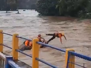 Momen Perahu Basarnas di Maros Terbalik-Terseret Banjir Saat Evakuasi Warga