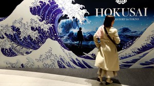 Lahir pada tahun 1760, Katsushika Hokusai membawa media yang dikenal sebagai ukiyo-e ke tingkat artistik dan popularitas baru melalui penggunaan warna dan komposisi dinamisnya yang unik. Penggambaran Gunung Fuji karya Hokusai telah menjadi lambang Jepang, dengan mahakaryanya The Great Wave off Kanagawa yang kini menghiasi bagian belakang uang kertas 1.000 yen negara itu.