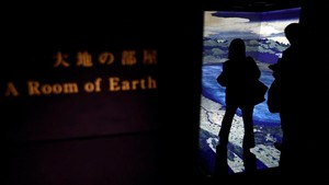 Dalam pameran baru yang inovatif di Tokyo, pengunjung dapat membawa diri mereka kembali ke era samurai Jepang yang terkenal, karena teknologi canggih digunakan untuk menciptakan kembali karya ikonik seniman legendaris Hokusai dengan jelas. Pameran menawarkan sekilas pandang yang unik dan mendalam ke dalam warisan budaya negara yang kaya.
