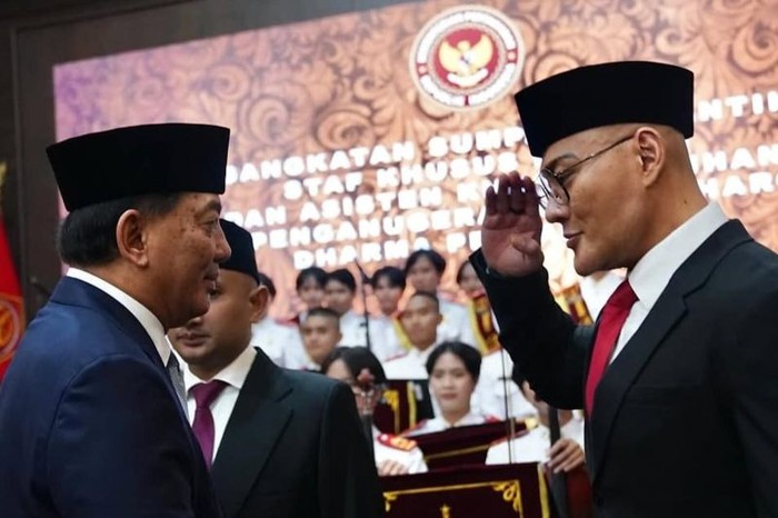 Menhan Sjafrie Sjamsoeddin (kiri) usai melantik Deddy Corbuzier. (ANTARA/HO-Tangkapan layar akun instagram @dc.kemhan)