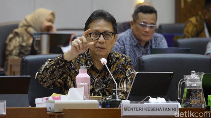 Menkes Budi Gunadi Sadikin ikuti raker dengan Komisi IX DPR. Dalam kesempatan itu, Menkes menegaskan pentingnya kenaikan tarif iuran BPJS Kesehatan.