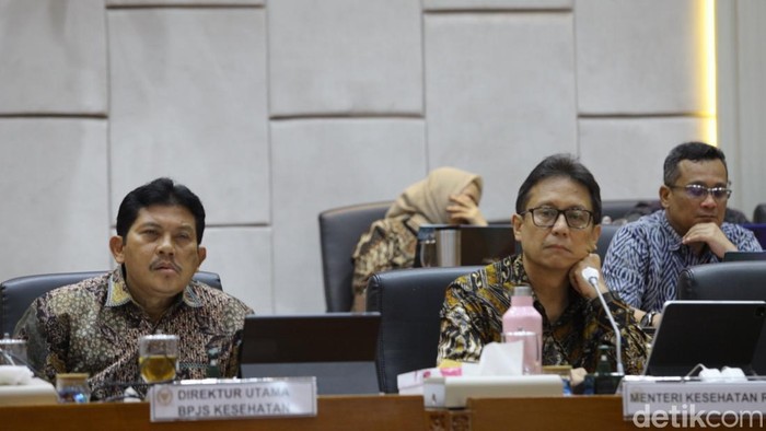 Menkes Budi Gunadi Sadikin ikuti raker dengan Komisi IX DPR. Dalam kesempatan itu, Menkes menegaskan pentingnya kenaikan tarif iuran BPJS Kesehatan.