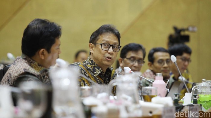 Menkes Budi Gunadi Sadikin ikuti raker dengan Komisi IX DPR. Dalam kesempatan itu, Menkes menegaskan pentingnya kenaikan tarif iuran BPJS Kesehatan.