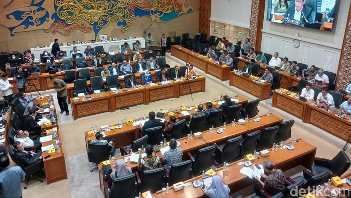 Menkum Supratman Andi Agtas mengatakan daftar inventarisasi masalah (DIM) RUU Minerba akan diserahkan ke Baleg DPR RI dalam waktu satu atau dua hari ke depan. (Dwi Rahmawati/detikcom)