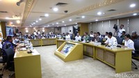 Rapat tersebut juga membahas program 100 hari kerja Kementerian ATR/BPN dan isu-isu yang sedang krusial seperti pagar laut.  