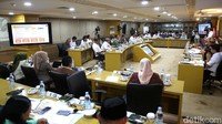 Selain itu, Nusron juga menyinggung perihal pagar laut di Tangerang, Bekasi, dan Sidoarjo. Dia menyebutkan dari 17 desa yang dilalui pagar laut Tangerang, hanya dua desa yang ada SHGB (Sertifikat Hak Guna Bangunan). Di antaranya Desa Karang Serang dan Desa Kohod.  