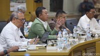 Menteri Agraria dan Tata Ruang (ATR)/Kepala Badan Pertanahan Nasional (BPN) Nusron Wahid saat mengikuti rapat kerja bersama Komite I DPD di Kompleks Parlemen, Senayan, Jakarta, Selasa (11/2/2025).  