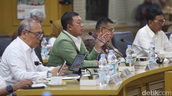 Menteri Agraria dan Tata Ruang (ATR) Nusron Wahid saat mengikuti rapat kerja bersama Komite I DPD. Rapat itu membahas isu-isu yang sedang krusial.
