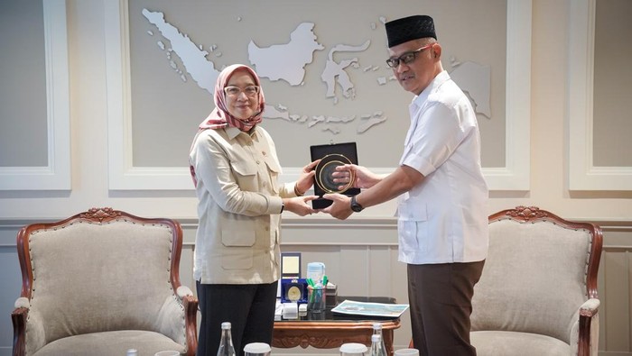 Menteri PANRB Rini Widyantini (kiri) dan Kepala BP Haji Mochammad Irfan Yusuf (kanan) saat keduanya menggelar pertemuan di Jakarta, Selasa (11/2/2025).