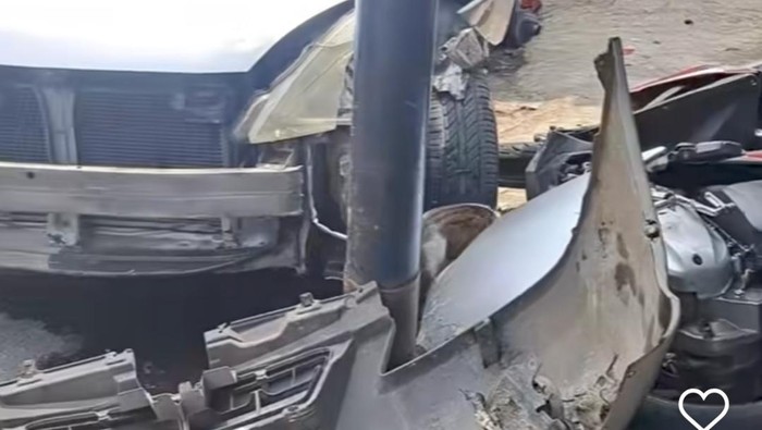 Mobil di Cibinong, Bogor, menabrak dua motor hingga tiang listrik (dok. screenshot video viral)