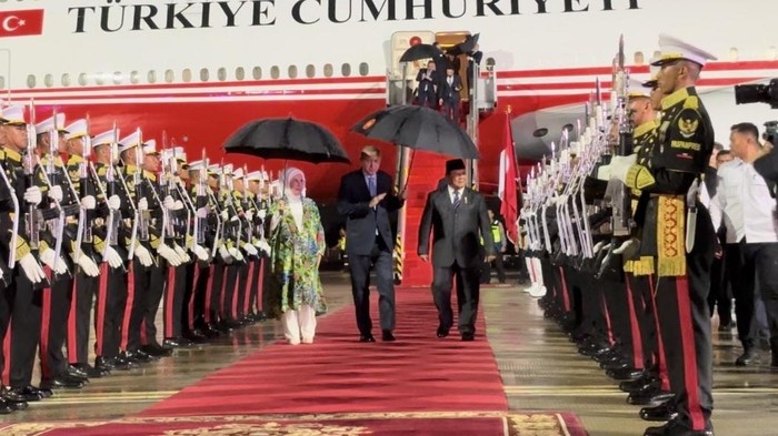 Momen Erdogan payungi Prabowo di Bandara Halim