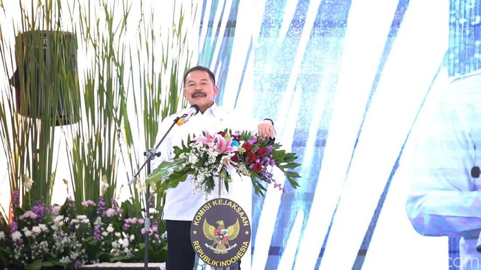 Jaksa Agung ST Burhanuddin menghadiri acara perayaan hari ulang tahun ke-20 Komisi Kejaksaan (Komjak). Acara ini sekaligus juga peluncuran buku Komjak.