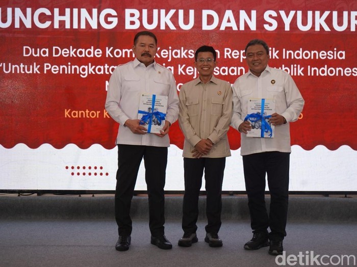 Momen Jaksa Agung ST Burhanuddin Hadiri HUT Komisi Kejaksaan Jaksa Agung ST Burhanuddin menghadiri acara perayaan hari ulang tahun ke-20 Komisi Kejaksaan (Komjak). Acara ini sekaligus juga peluncuran buku Komjak.
