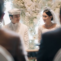 Pernikahan Shenina Cinnamon dan aktor Angga Yunanda mencuri perhatian, karena tiba-tiba melangsungkan momen sakral tanpa diketahui publik pada 10 Februari 2025. Pasangan artis yang resmi menikah setelah empat tahun pacaran ini memiliki perbedaan umur. Meskipun tak terpaut jauh, Shenina Cinnamon lebih tua dua tahun dari Angga Yunanda. Foto: Instagram angga/sheninacinnamon