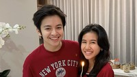 Ulang tahun Shenina kemarin jadi bukti betapa romantisnya Angga pada dirinya. Terlihat aktor Dua Garis Biru ini memberikan kejutan cake putih berhias mawar cantik. Foto: Instagram angga/sheninacinnamon