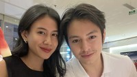 Selamat ulang tahun cantik, tulis Angga untuk kekasih hatinya. Tampak mereka sedang makan berdua di restoran dan berfoto di depan menu pembuka. Foto: Instagram angga/sheninacinnamon