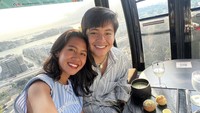 Tak kalah seru, di Singapura pasangan muda ini menikmati pemandangan dari atas cable car. Tentunya dengan beragam hidangan enak sebagai pendamping. Foto: Instagram angga/sheninacinnamon