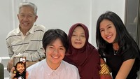 Sering kali perayaan manis Angga dan Shenina juga didampingi orang tua. Kali ini Shenina yang foto bersama kedua orang tua Angga saat Angga ulang tahun. Foto: Instagram angga/sheninacinnamon