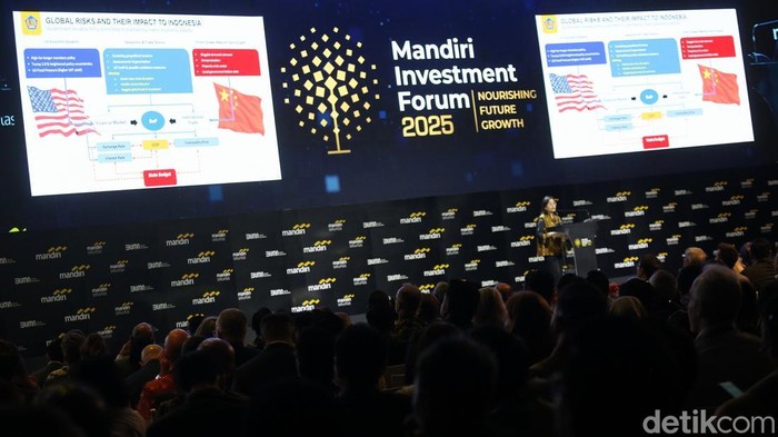 Menteri Keuangan Sri Mulyani Indrawati memberikan pemaparan dalam acara Mandiri Investment Forum di Fairmont Jakarta, Selasa (11/2/2025).
