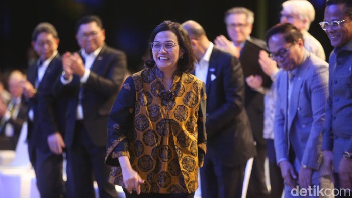Menteri Keuangan Sri Mulyani Indrawati memberikan pemaparan dalam acara Mandiri Investment Forum di Fairmont Jakarta, Selasa (11/2/2025).