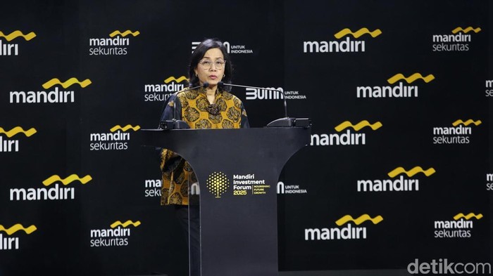 Menteri Keuangan Sri Mulyani Indrawati memberikan pemaparan dalam acara Mandiri Investment Forum di Fairmont Jakarta, Selasa (11/2/2025).