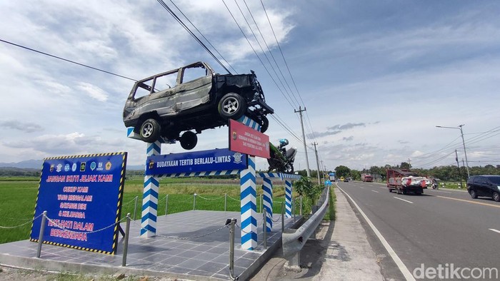 Kondisi monumen kecelakaan lalu lintas di Sentolo, Kulon Progo, Selasa (11/2/2025)