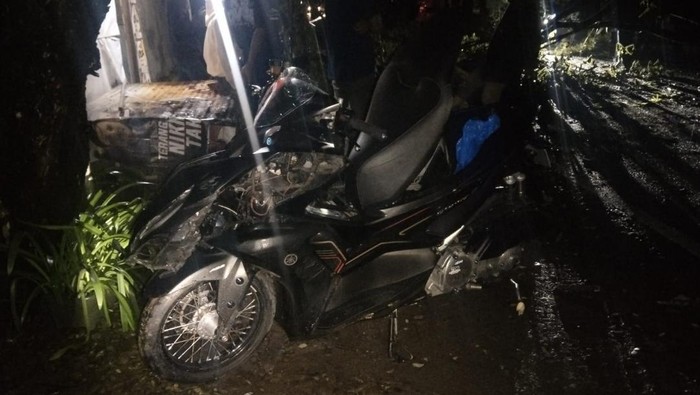 Motor yang dikendarai Rifqi Adryan (21) saat tertimpa pohon tumbang di Kabupaten Gowa.