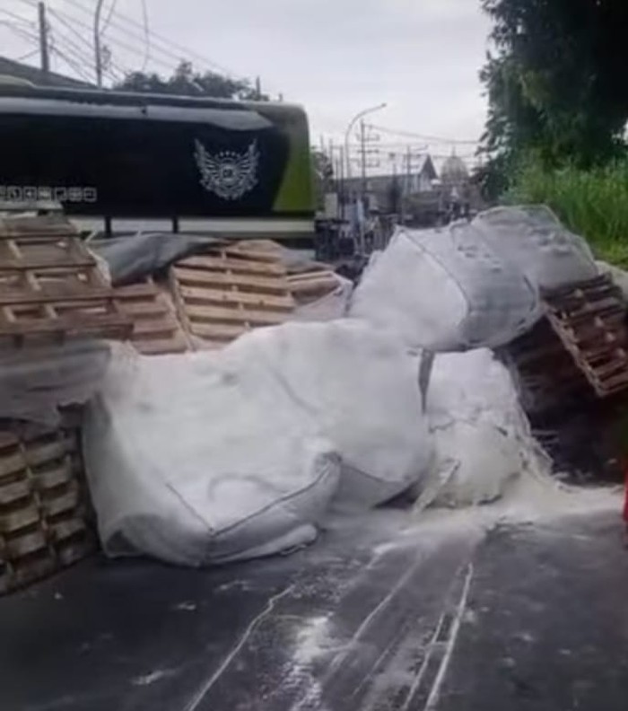 muatan truk jatuh tutup jalan benowo