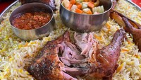 Begini tampilan ayam panggang untuk lauk nasi mandhi dari Bosgil. Bumbunya meresap hingga ke bagian dalam daging dengan tekstur daging yang super empuk. Foto: detikFood/Yenny Mustika Sari