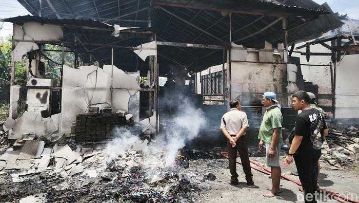 Kondisi tempat produksi kapas yang terbakar di Desa Pabelan, Kecamatan Kartasura, Kabupaten Sukoharjo, Selasa (11/2/2025).