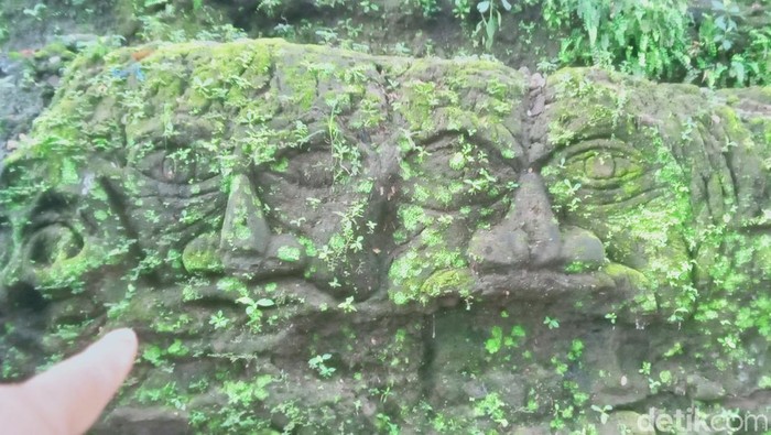 Pahatan wajah di dinding batu mata air Cokro, Tulung, Klaten, Selasa (11/2/2025).