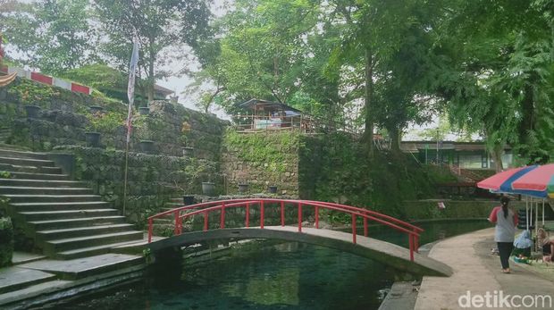 Pahatan wajah di dinding batu mata air Cokro, Tulung, Klaten, Selasa (11/2/2025).
