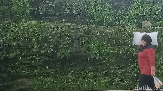 Pahatan wajah di dinding batu mata air Cokro, Tulung, Klaten, Selasa (11/2/2025).